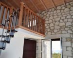 Nowo wybudowana willa z kamienia na półwyspie Akrotiri